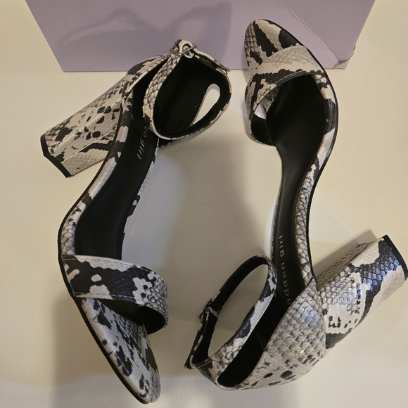 MADDEN GIRL Snake Skin Animal Print Block Heel Open Toe Sandals Size 9M - Picture 5 of 15